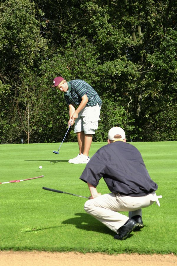 cg054Daniel putts.jpg 175.1K